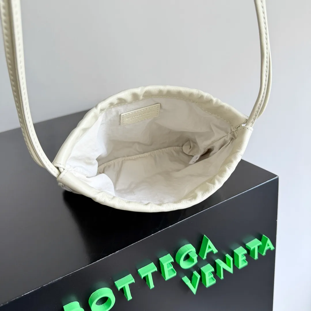 Batch 1400 BOTTEGA VENETA DUSTBAG mini size is officially launched📣📣. It still continues the classic weaving process. The lazy and casual feeling presented by the drawstring pockets is not too suitable for summer. The small back body is light and convenient. It is enough to carry lipstick and tissues when going out every day. It is not easy to make mistakes with any clothes. The shoulder strap has a buckle and pull-out design, which can be adjusted to unlock multiple carrying methods. Style number: 816987 Size: 21*16.6*1cm